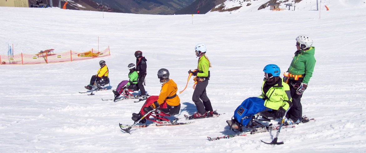 Headerbild der BSPA Innsbruck - Vier Skifahrer mit Behinderung im Monoski mit ihren Begleitfahrern