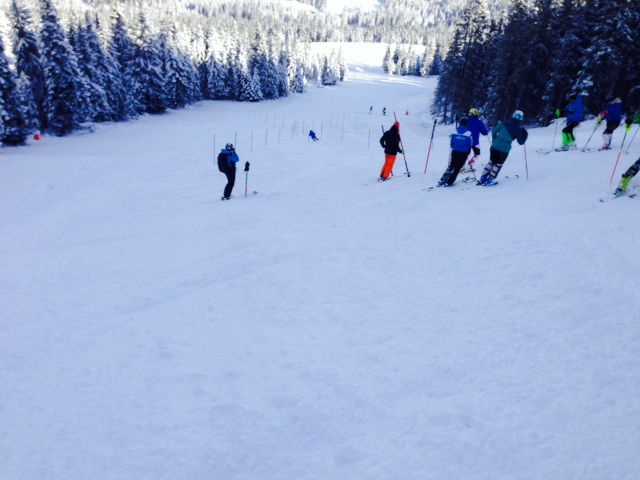 Gruppe Skifahrer am Traininsstart zu einem Slalom