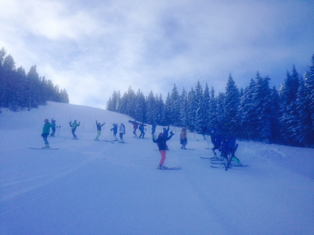 Gruppe Skifahrer wartend auf der Piste