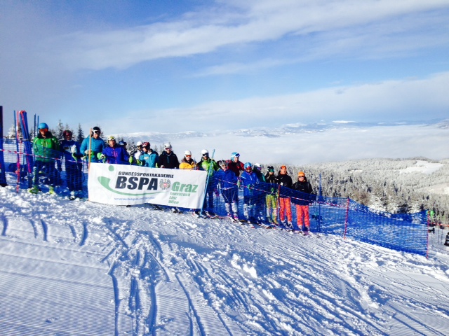Gruppenfoto der Skifahrer mit dem BSPA Banner
