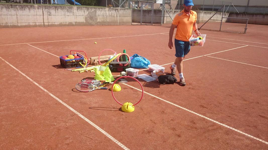 Foto von Übungsgeräten für den Unterricht auf dem Tennisplatz liegend