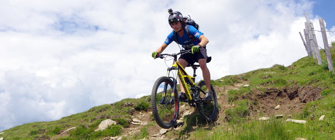 Headerbild der BSPA Graz - Mountainbiker im Sprung bei einer Abfahrt