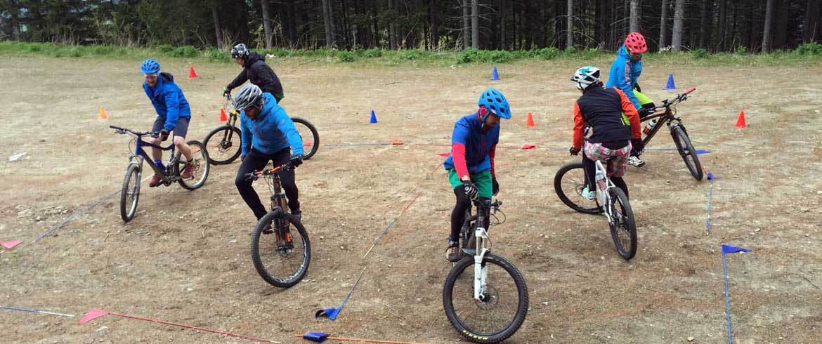 Headerbild der BSPA Graz - Gruppe Mountainbiker bei einer Geschicklichkeitsübung