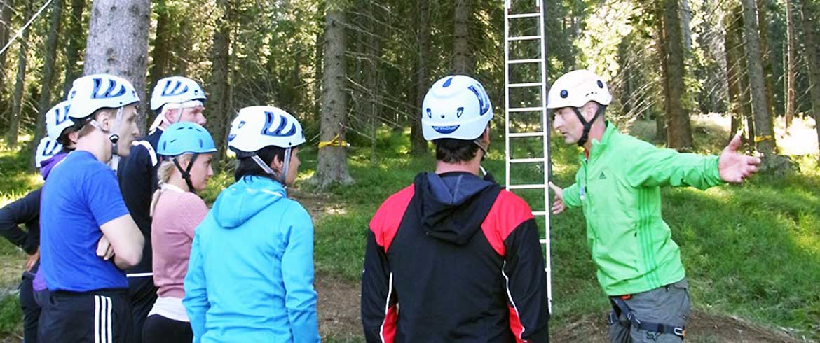 Headerbild der BSPA Graz - Klettergruppe mit Trainer im Hochseilgarten