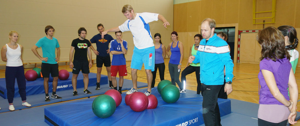 Headerbild der BSPA Graz - Schüler beim Balancetraining im Turnsaal