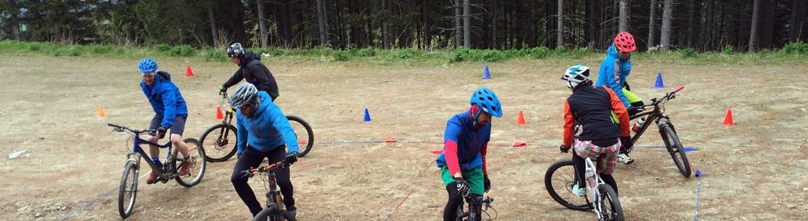 Headerbild der BSPA Graz - Gruppe Mountainbiker bei einer Geschicklichkeitsübung