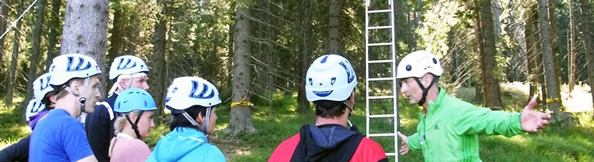 Headerbild der BSPA Graz - Klettergruppe mit Trainer im Hochseilgarten