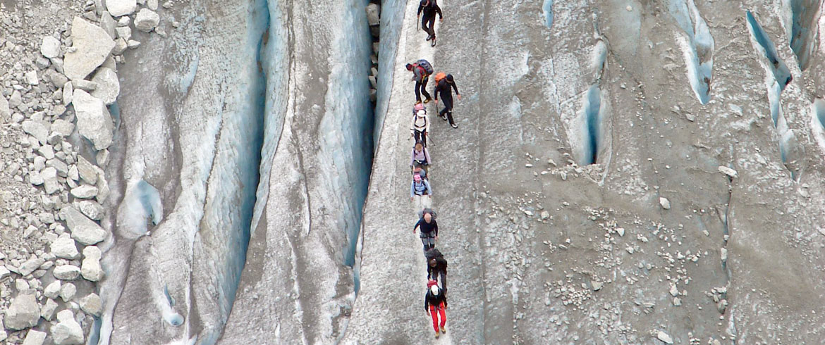 Headerbild der BSPA Innsbruck - eine Gruppe Bergsteiger auf einem Gletscher