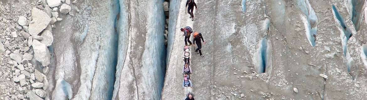 Headerbild der BSPA Innsbruck - eine Gruppe Bergsteiger auf einem Gletscher