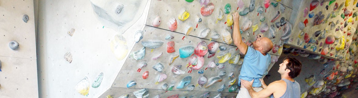 Headerbild der BSPA Innsbruck - Kletterer wird beim Indoorboldern gesichert