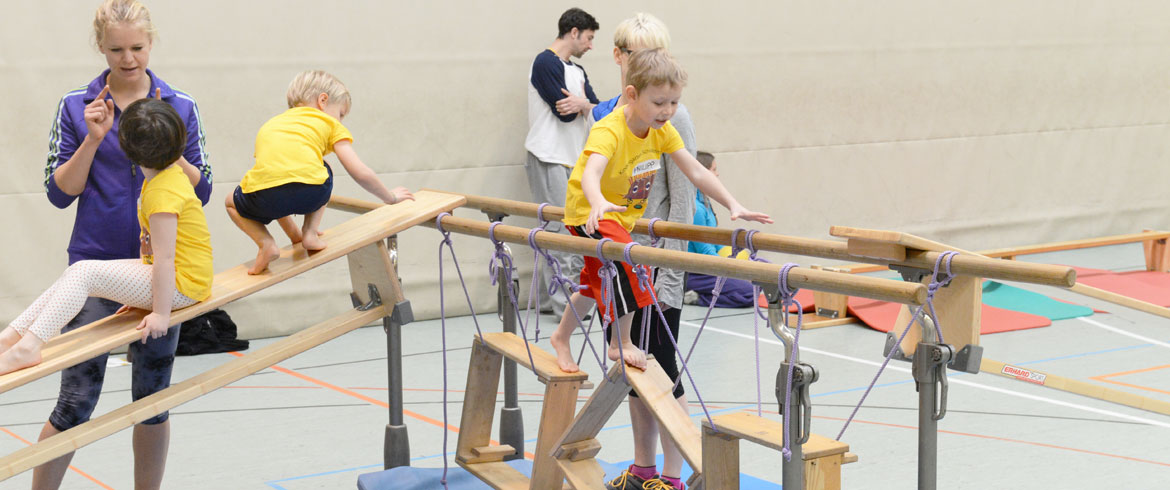 Headerbild der BSPA Linz - Kindergruppe beim spielerischen Training im Turnsaal