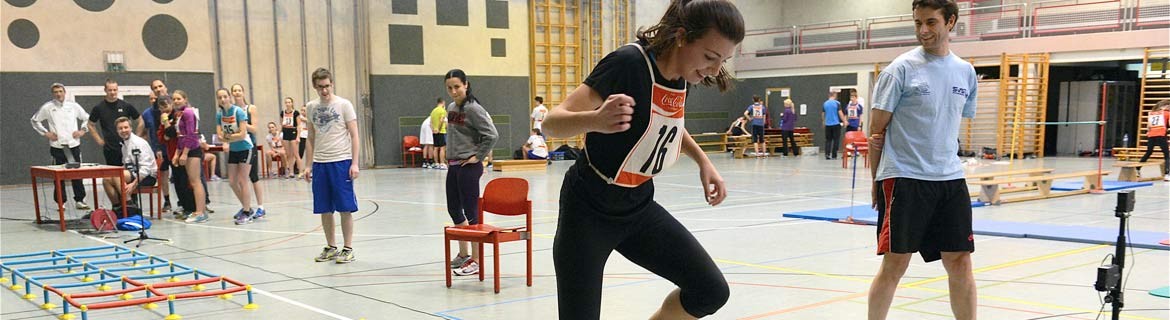 Headerbild der BSPA Linz - Schülerin beim Geschicklichkeitstest im Turnsaal