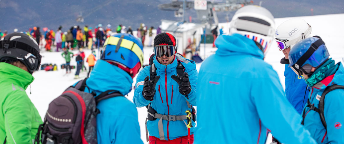 Headerbild der BSPA Wien - Ausbildungsleiter bei einer Erklärung vor seiner Gruppe auf der Skipiste