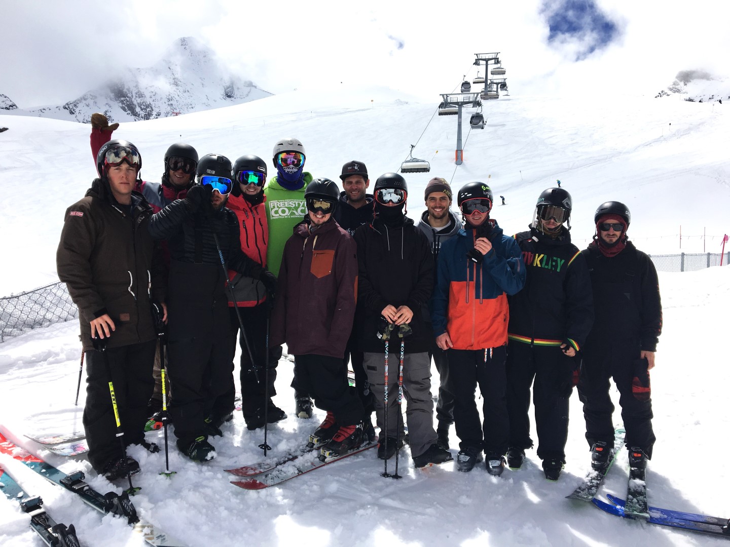 Gruppenfoto der TeilnehmerInnen an der Ski Freestyle / Freeski Instruktorenausbildung