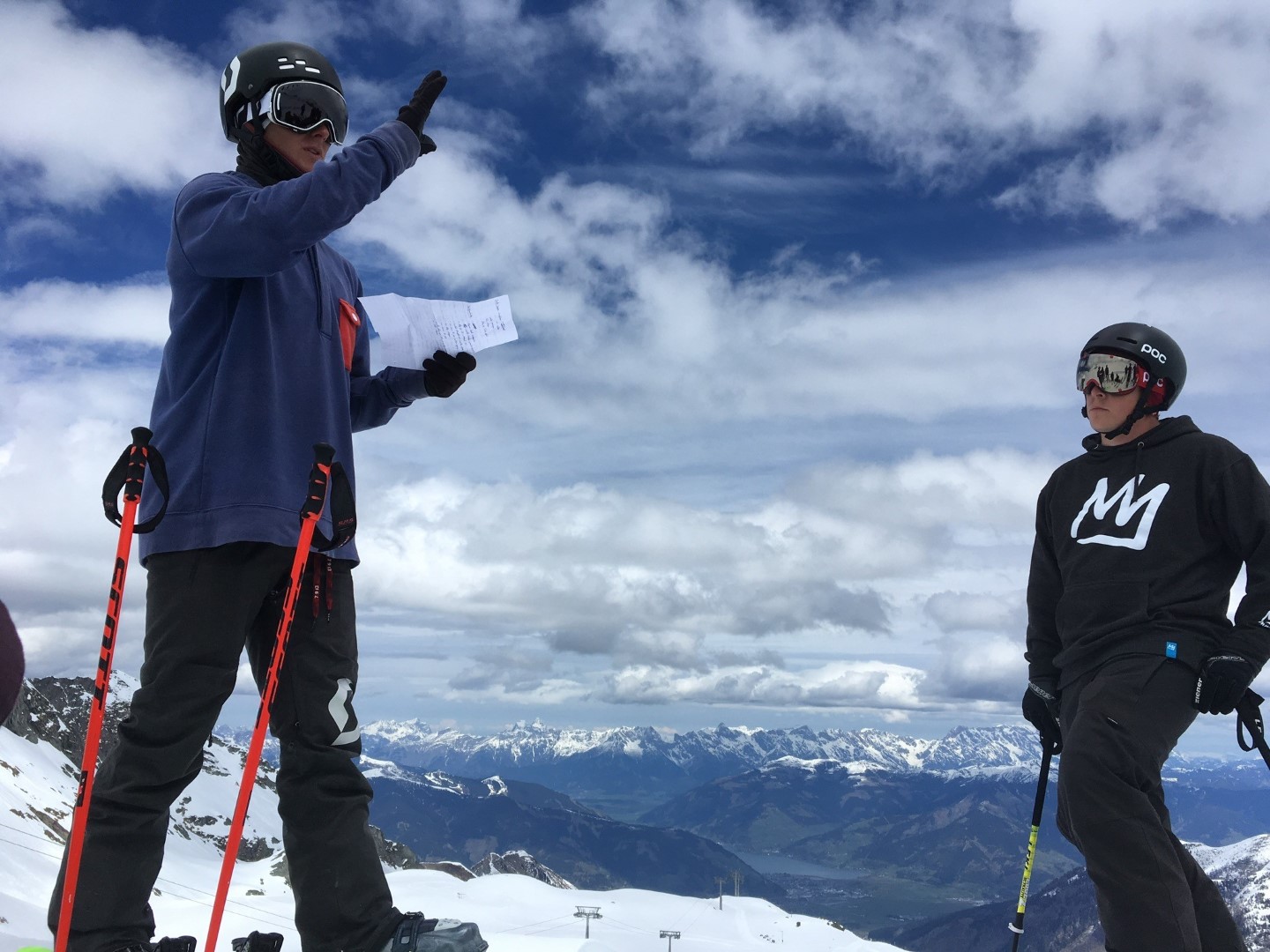Großaufnahme eines Lehrers der Ski Freestyle / Freeski Instruktorenausbildung mit Bergen im Hintergrund