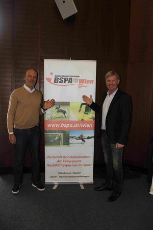 Foto von Gebhard Gritsch und Hermann Wallner vor einem Plakataufsteller der BSPA Wien