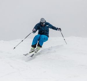 IVSI Kongress 2017 in Hakuba - Mag. Norbert Meister bei einer Buckelpistenfahrt