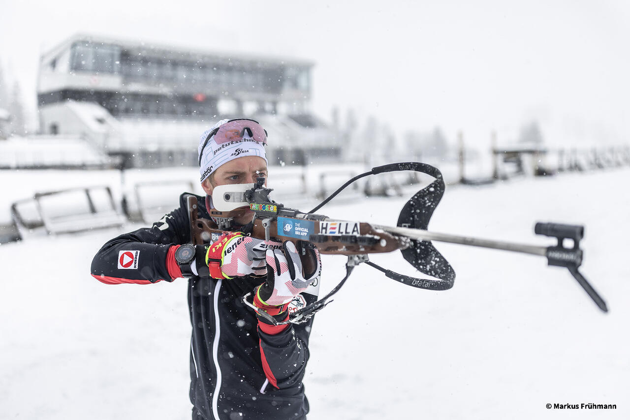 Schütze im Schnee mit Gewehr in den Händen.