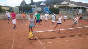 Foto von einer Fruppe TennisspielerInnen bei einer Vorhandübung