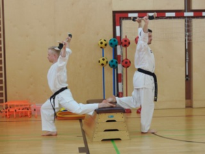 Foto von zwei Karatekas bei einer Kräftigungsübung