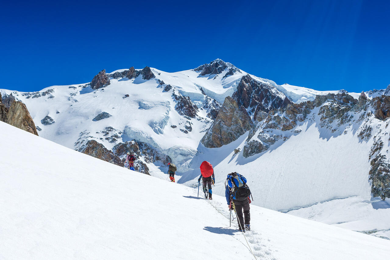 Hochtourengeher am Berg im Schnee.