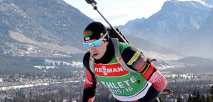 Dominik Landertinger beim Biathlon auf der Strecke, Bergkulisse im Hintergrund