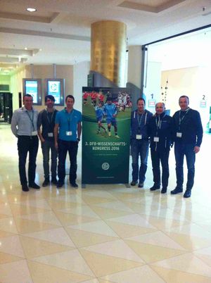 Gruppenfoto mit Manfred Uhlig vom DFB - Wissenschaftskongress 2016