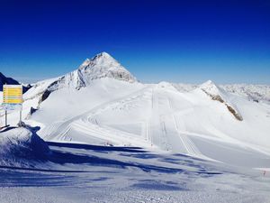 Schneebedeckter Berg mit Skipiste