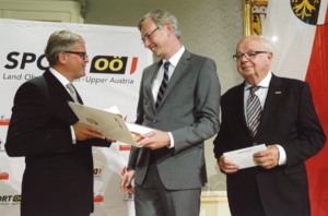 Foto von der Urkundenüberreichung an Prof. Mag. Walter Schenk