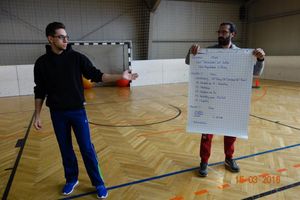 Foto von einem Schüler der Punkte auf einem Flipchart erklärt