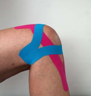 Knie mit kinesiologischem Tape