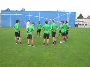 Foto von einer Fußballmanschaft bei einer Besprechung