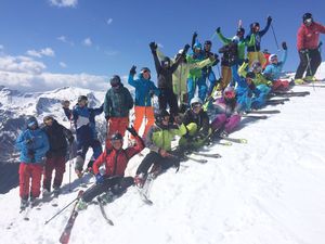 Gruppenfoto der Ausbildung auf der Skipiste