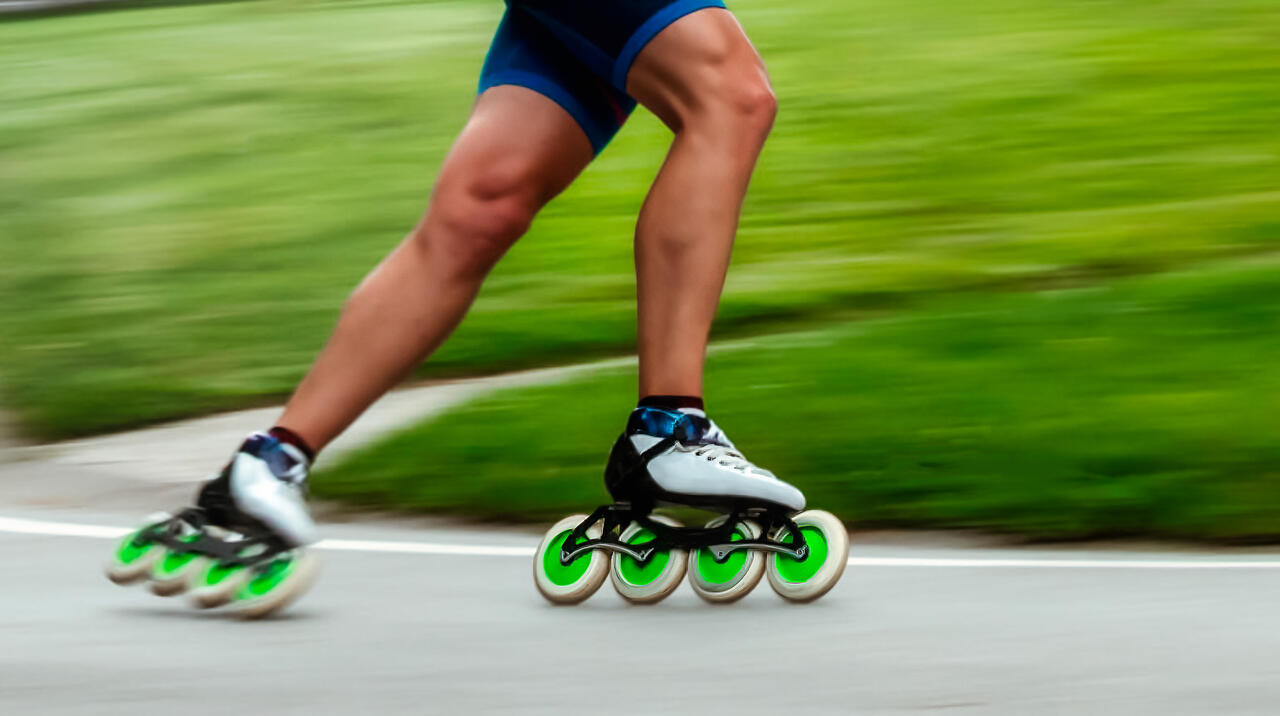 Beine auf Skates in einer Kurve.