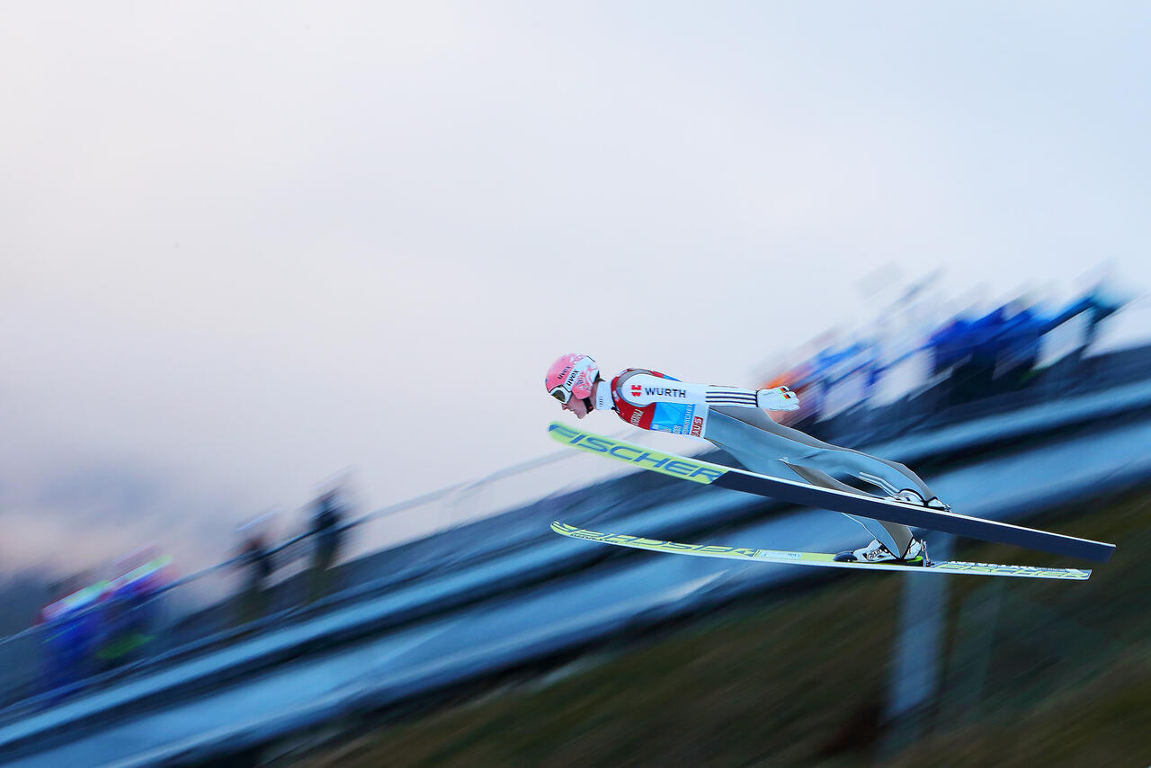 Ein Skispringer in der Luft.