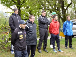 Foto eienr Gruppe beim Beobachten des Spielgeschehens