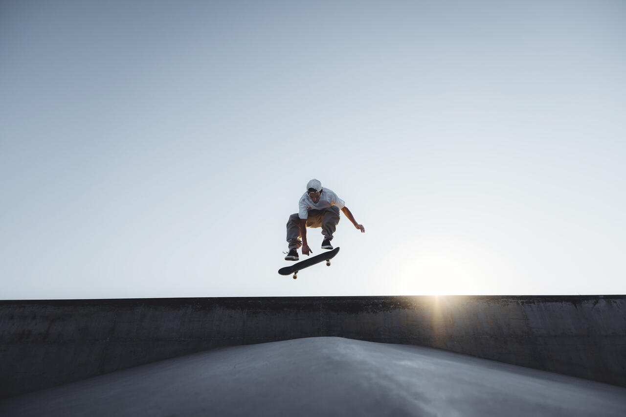 Das Bild zeigt einen Skateboarder, der einen Sprung macht.